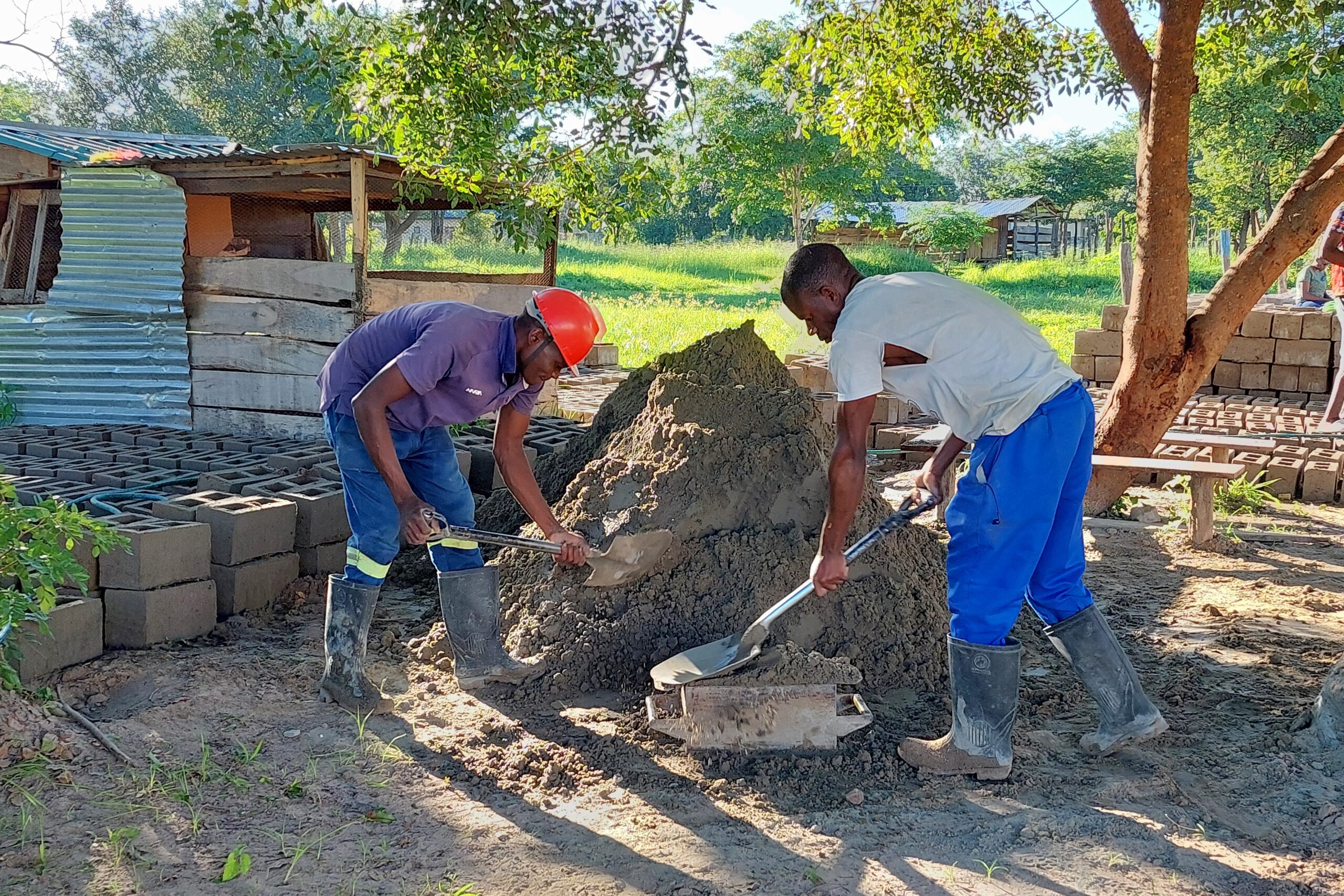 BouwenmetBoumas-Project2024-Zambia-Stenen-maken